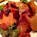 自家製ノルウェーサーモンスモークとベトラーブのサラダ