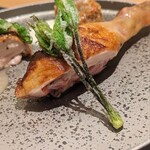 銀座 大石 - 腿肉はもっちりとした弾力、そして旨味がじゅわしゅわと！カリッと香ばしい皮目とのコントラストが楽しい。