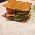 銀座 大石 - 八女茶とあまりんのミルフィーユ。パイ生地は砂糖でキャラメリゼかな？パリッと香ばしくも、すっと後味が軽やか。あまりんの瑞々しい甘み、八女茶のすっきりしたコクが効いたカスタードも、全く重たくない。