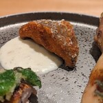 銀座 大石 - 椎茸のフリットに、ブルーチーズのソース。肉厚で新鮮な椎茸はいわゆる「椎茸臭」が薄め。瑞々しい旨味とブルーチーズのコク深くも柔らかな風味がたまらない。