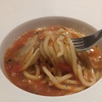 銀座 大石 - 開化楼パスタ。蛤などの貝の出汁に、トマト、ハリッサという辛味調味料を合わせたソース。貝らしいミルキー感とトマトの甘みに、ハリッサのコクとほんのりとした辛味が絶妙。食欲をそそる。