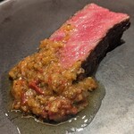 銀座 大石 - 三重県伊賀牛A4。霜降りは思ったより脂っぽくなく、さらさら。脂の甘みは勿論、赤身の旨味もしっかり楽しめます。レモンやエシャロットを使った酸味の効いたソースで、さらにさっぱり頂けます！