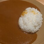 銀座 大石 - カレーライス。小麦とバターを使わず、玉ねぎと人参をふんだんに使ったカレー。優しくて甘くて、スルスルと入ってしまいます。
