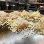 Okonomiyaki And Oteppanyaki Tamaya - ①をひっくり返した…②