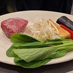 神戸牛 祥 - 神戸牛サービスランチのお肉と季節の野菜
③神戸牛(中西牧場、80g)④厚揚げ豆腐⑤茄子⑥赤パプリカ⑦小松菜⑧もやし