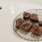 神戸牛 祥 - ③神戸牛(中西牧場、80g)のステーキ
細かくカットされていたので、2切れでも良いので大きめなカットをお願いすれば良かった、次回の課題です
《薬味:神戸牛の肉味噌、ピンクソルト、山葵、大蒜醤油漬け》