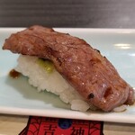 神戸牛 祥 - ①炙り神戸牛寿司《サービス品》
まだ知名度を上げていく最中だからでしょうか、炙り神戸牛のお寿司がサービスで提供されました
しっかりしたコクのある旨み、サッパリした後味、神戸牛の片鱗が伺えました
