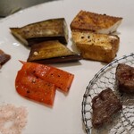 神戸牛 祥 - ③神戸牛(中西牧場、80g)のステーキ
④焼き厚揚げ豆腐⑤焼き茄子⑥焼き赤パプリカ
リーズナブルなのですがボリューム不足なのは仕方無いですね