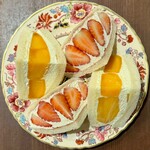 ぽえむ マノ ア マノ コーヒー - 宮崎マンゴー（太陽のタマゴ）と苺のフルーツサンド
