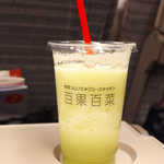 百果百菜 - 若桃&メロン（Rサイズ￥380）。酔いのまわった身体にぴったり、東北新幹線・車内にて
