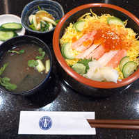 与五郎寿司 本店 -  〔日替サービス〕北海丼（￥800）。カニ・焼鮭・いくらのちらし丼だ