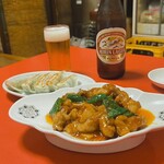 永楽亭 - 料理写真:鶏肉のカラシ炒め&餃子