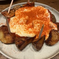 タベルナデエスパーニャフラガンテウーモ - パタタス・ブラバス（スペイン風ポテトフライ）