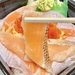 丼マルシェ - トロサーモンいくら丼（850円）＋炙りサーモン追加（150円）