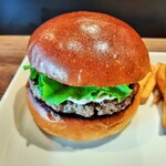 Craft Burger co. - 100％国産牛バーガーは端正なビジュアル！バンズの表面はパリッと、中はふかふか♪粗挽きパティがブリッと肉肉しく力強い旨味と肉汁がじわ～