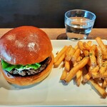 Craft Burger co. - ソースもサイドも選べる！100％国産牛バーガー（チポトレソース）＆ポテトフライ、平日限定ランチSET1,100円