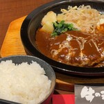 Ushinoya - ハンバーグ定食、食べ応えあります。焼く直後に手ごねします