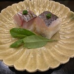 お料理ひろ岡 - あじの柿の葉寿司風