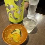 酒とろばた焼 うなり - 埼玉の酒「五十嵐」とお通し「南瓜とズッキーニの出汁煮」