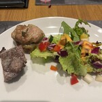 シュラスコ＆ビアレストラン ALEGRIA AKASAKA - 牛ステーキとバジルチキン、最初に出てきたサラダ