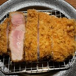 とんかつ ここまでやるか。 - 柔らかくジューシーな特上ロースかつ