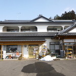 駐車場は店頭に5台分ほど有り