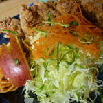 丸金食堂 - サラダもたっぷり♪うさぎのりんごが可愛い