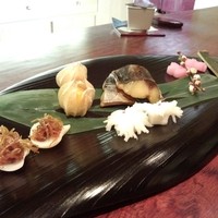 御料理 伊とう - 【焼き物】
                  鰆の味噌漬け
                  ウドのきんぴら
                  食用ほおづき
                  長芋のシロップ漬け