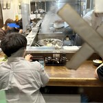 寿々喜家 - 閉店間近だが、さらに豚骨を足し、スープを炊いています