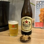 Kicchin Kiraku - 瓶ビール（中）¥750にはちょっとしたつまみ付き