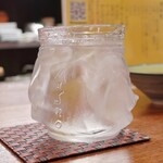 大八 - 六代目百合のロック(池田万寿夫グラス後ろから)