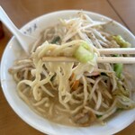 極濃湯麺 フタツメ 須坂店 - 麺は平べったい固めの麺