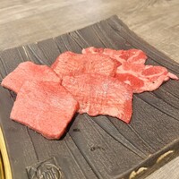 焼肉とみ 横浜関内店 - 牛たん3兄弟
                    (大富豪タン、富豪タン、旨味タン 各2枚(タン元、タン中、タン下 各2枚))