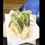 菜食健美 里味 - satonoaji コシアブラの天麩羅　ウドもあげてもらいました　byまみこまみこ