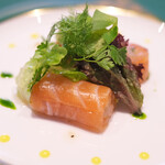 レストラン山崎 - ランチコース 3850円 のオーロラサーモンの帆立貝タルタル包み