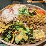 マールカフェ - 21時くらいで8割くらいのお客様　お一人除いて全員女性　遅い時間にお酒なしでちゃんと食事を取れるのはありがたい。席の間が十分にスペースが取られていて落ち着いて食事ができる良店でした。ドライカレーはスパイス感あって美味しかったです。またうかがいたいです。