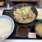 245813835 - 新・鉄板牛焼肉定食です。（2024年5月）