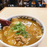 殿田 - カレーうどん　とろみで熱々。お肉も玉ねぎもわさわさ入ってお安い。カレーはスパイス感ちゃんとありつつお出しの風味しっかり。やわらかめの京都のおうどん、とても好きです。