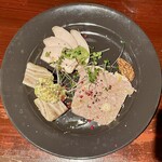 Ikariya Petit - お肉の前菜盛り合わせ　豚肉はしっとりと、ピンクペッパーはガツンと いいアクセントになっている。