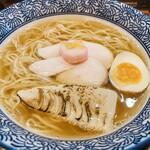 Menshou Takamatsu - おだしのらぁめん　一口目で昆布とかつおのお出汁感ぶわっときました。あっさりしたスープに焼き筍天才。味変の山椒好きすぎでした