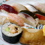Sushikou - ＜中＞ほたて、甘海老、鯖と鮭の押し寿司