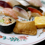 Sushikou - ＜下＞皮つきの鮭の太巻き、いなり、玉子焼き