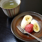Sushikou - 食後の果物で、いちごのコンポートとバナナ。飲み物は昆布茶とコーヒーから選べる