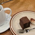 MOOD COFFEE & BAKE - ケーキ①濃厚チョコレートブラウニー、生クリーム添え
                      薄切りアーモンド入りで蕩けるチョコレートに食感のアクセントとなっています
                      お飲み物①HOT珈琲