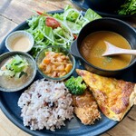 葉っぱのきもち森のカフェ - one plateランチ@1100円にプラス100円で追加した雑穀ごはんを半量盛り付けたところ♪