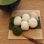 Sasha Kanetanaka - 菓子　薄板　方笹　二色餡白玉　さくら餡　抹茶餡