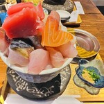 シハチ鮮魚店 - シハチ名物10種海鮮丼