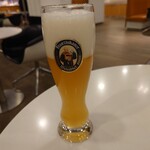 Lufthansa Senator Lounge - フランチスカーナー　うまく注げました