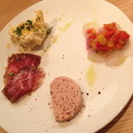 カルテット - おまかせ前菜盛り合わせ「自家製国産和牛の生ハム・クリームチーズとハムのパテ・具沢山のポテトサラダ・スズキのカルパッチョ」２０１４年２月