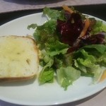 アッポッジルンギ - ランチのサラダとパン